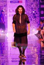 Model walks the ramp for Manish Malhotra Show at Lakme Winter fashion week day 4 on 20th Sept 2010 (15).JPG